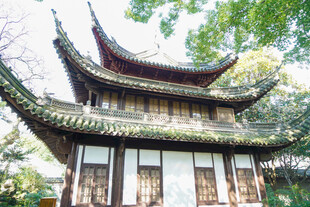 中式古建飞檐翘角韵味浓
