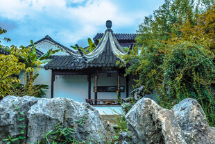 中式园林景致中的古朴亭阁