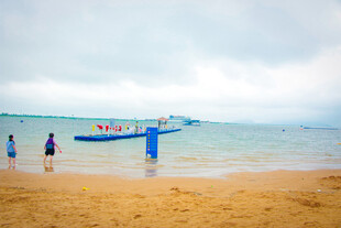 海边沙滩上的休闲场景