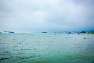 宁静海面的船只与远方风景