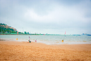 海边沙滩上的休闲场景