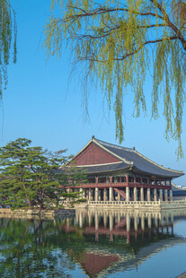 湖畔古亭映景