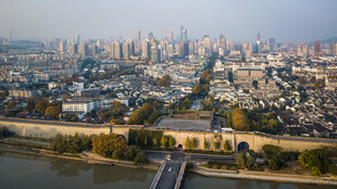 城市河畔全景风光