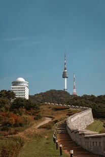 户外塔楼与圆顶建筑景观