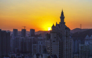 夕阳下的城市尖顶建筑
