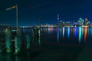 城市夜景下的水边静谧景象