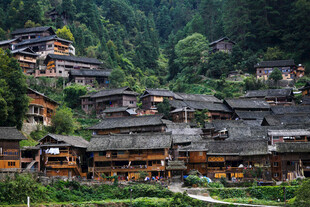 依山而建的古朴苗族村落