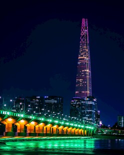 首尔夜景中的高楼与桥梁