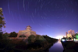 夜空下的古塔美景