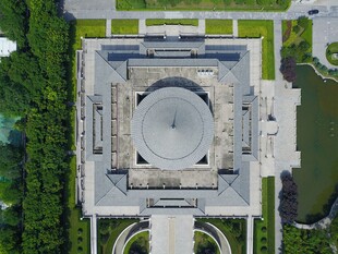 俯瞰宏伟圆形建筑景观