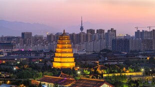黄昏下的古塔与城市景观