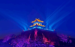 夜幕下的绚丽古建筑