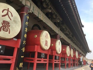 古建前的红色大鼓阵列
