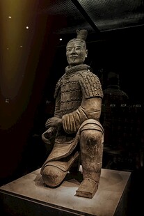跪射兵马俑雕塑