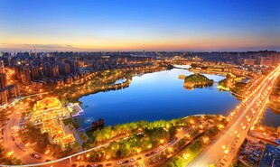 城市湖畔璀璨夜景