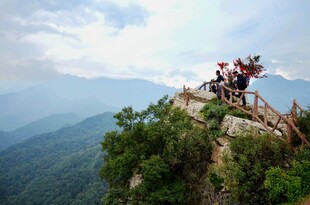 山顶观景台的游客风光