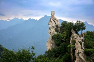 山巅孤石傲立