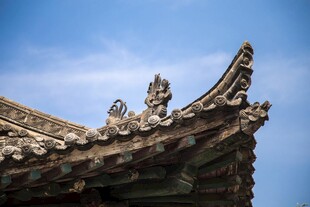 中式古建筑屋檐精美雕刻