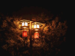 夜幕下的中式古典灯笼