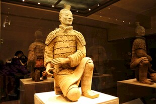 跪射兵马俑展示