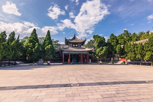古建广场 绿树环绕的美景