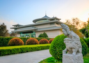 古典建筑前的精致园林景观