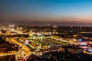 城市璀璨夜景俯瞰图