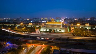 城市夜景中的立交桥与建筑
