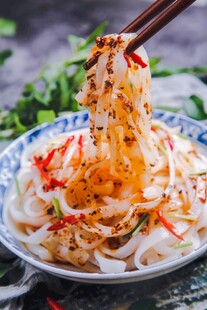 筷子夹起的美味凉拌米粉