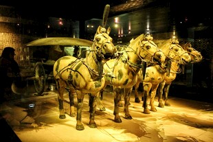 秦代青铜马车雕塑展示