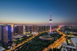 城市璀璨夜景与高耸电视塔