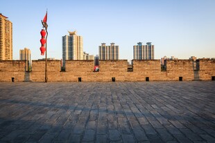 古城墙前的城市天际线