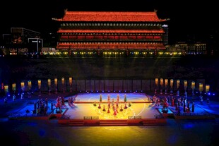 西安古城墙下的精彩表演
