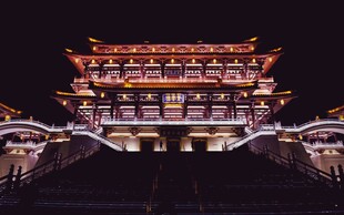 夜晚璀璨的中式古建筑