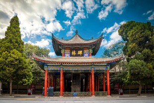 中式古建蓝天白云下的美景
