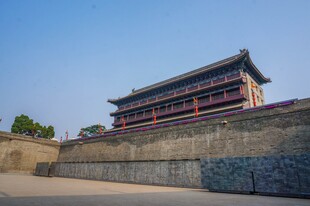 古城墙旁的中式古建筑