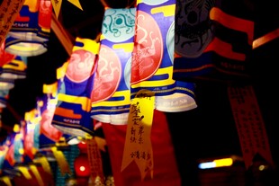 多彩灯笼营造梦幻夜景