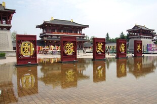 古风建筑倒映于水面