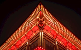 中式建筑夜景璀璨灯光