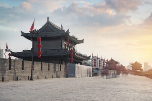 古城墙下的中式古建筑