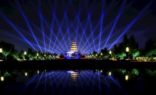 梦幻灯光秀映照璀璨夜景