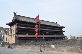 西安古城楼飘扬的五星红旗