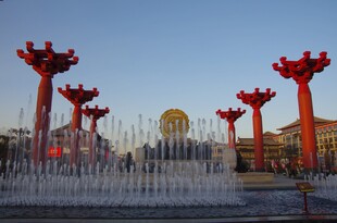 广场喷泉与红色景观柱