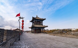 古城墙上的巍峨楼阁