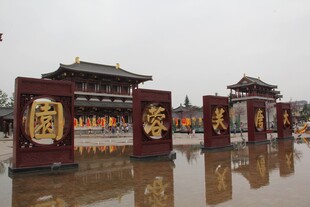 中式牌坊前的古典建筑景观
