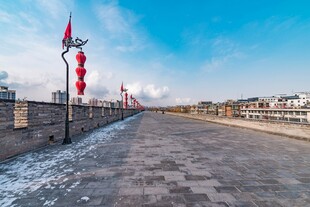 古城墙雪景 红灯笼点缀
