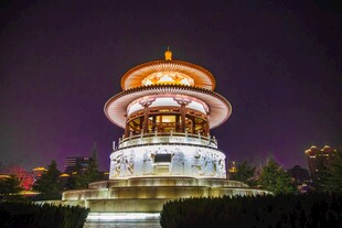 璀璨夜景中的古典华丽建筑