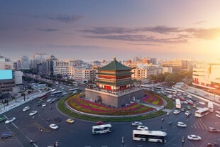 夕阳下的城市古建筑景观