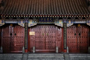 中式古建筑朱红大门