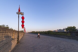 河边步道挂红灯笼的景致